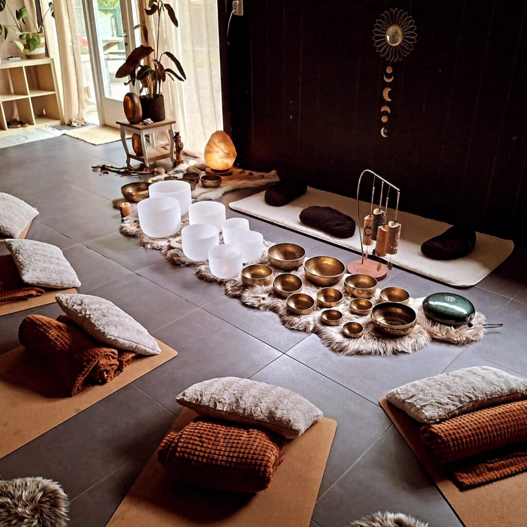 Meditatie, Ceremonies en klankschalen sessie binnen bij MaNa Spirits Zuidermeer Yoga Nidra en sound healing ruimte Noord-Holland